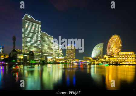 La bellissima skyline di Yokohama e Yokohama waterfront presso Minato-Mirai e il Cosmo orologio 21 ruota panoramica Ferris Yokohama, nella prefettura di Kanagawa, Giappone. Foto Stock