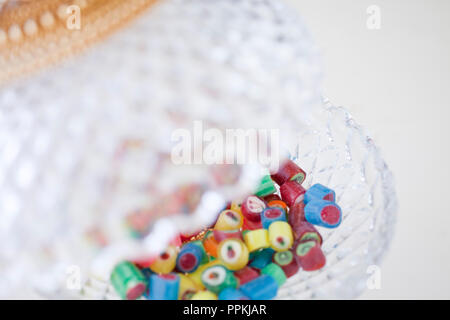 Caramelle fatte a mano in una scatola trasparente Foto Stock