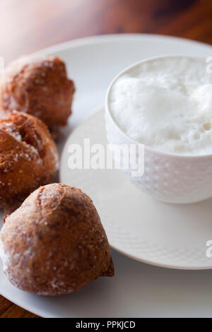 Il cappuccino del mattino con deliziosi muffin Foto Stock