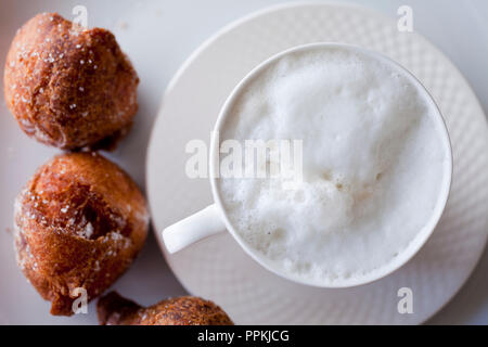 Il cappuccino del mattino con deliziosi muffin Foto Stock