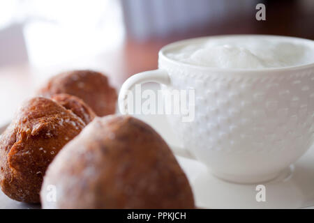 Il cappuccino del mattino con deliziosi muffin Foto Stock
