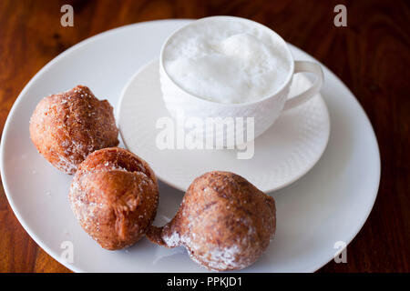 Il cappuccino del mattino con deliziosi muffin Foto Stock