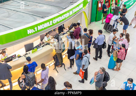 BANGKOK, Tailandia - 21 Luglio 2018 - International i turisti e viaggiatori ottenere in linea di acquistare carta SIM del telefono all'Aeroporto Internazionale di Suvarnabhumi ho