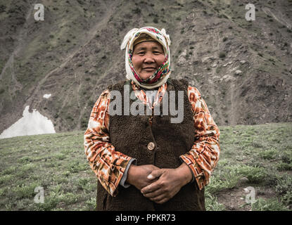 Donna del Kirghizistan dall'Alay montagne, Kirghizistan. Foto Stock