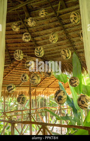 Nauta, Perù, Sud America. Decorate lanterne appese una treccia palm tetto di paglia. (Per solo uso editoriale) Foto Stock