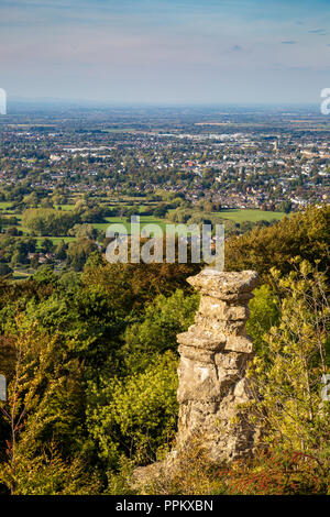 Il Diavolo a camino Leckhampton collina che guarda a Cheltenham, Inghilterra Foto Stock