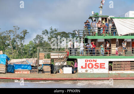 Pacaya Samiria Riserva, Perù, Sud America. Traghetto sul fiume Ucayali prendendo le persone e i loro prodotti da vendere al mercato. (Per editoriale u Foto Stock