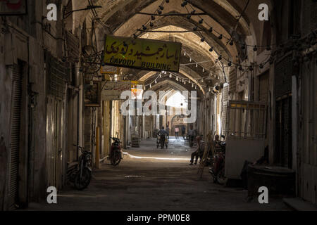 ISFAHAN, IRAN - Agosto 7, 2018: Street di Isfahan bazar nel pomeriggio in un vicolo coperto del mercato. Simbolo dell'architettura persiana, Foto Stock