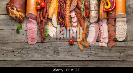 Assortimento di affettati, la varietà di prodotti trasformati a freddo prodotti a base di carne Foto Stock