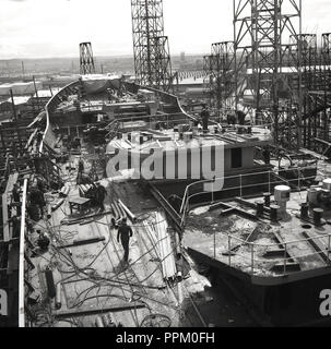 Degli anni Cinquanta, storico, una nave costruita presso la Harland e Wolff cantiere navale a Belfast dock, Irlanda del Nord, il cantiere che ha costruito il Titanic. Foto Stock