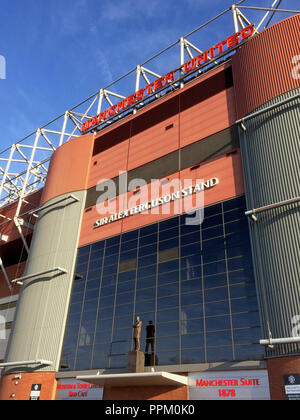 Statua di sir Alex Ferguson, iconico manager del Manchester United al di fuori della gabbia a lui intitolato a Old Trafford, il club di casa Foto Stock