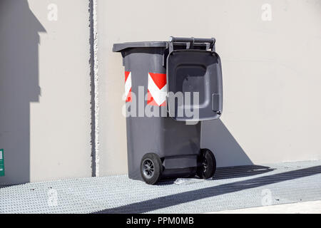 La foto mostra il vecchio scomparto verde con piena garbages. Si tratta di un vassoio di puzzolente, sporco bin e bin rare. Foto Stock