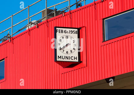 Orologio su Old Trafford, Manchester United's home stadium, che mostra la data e l ora del Monaco di Baviera incidente aereo Foto Stock