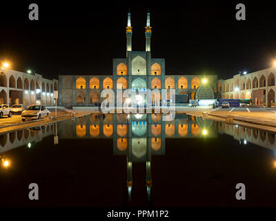 Amir Chakhmaq complesso di notte, Yazd, Iran Foto Stock