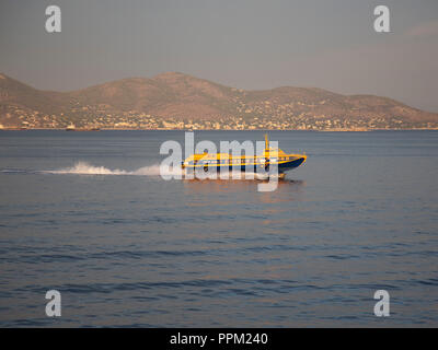 Un passeggero aliscafo azionato da Aegean Flying Dolphins del Pireo lascia sul suo modo di un'isola greca Foto Stock