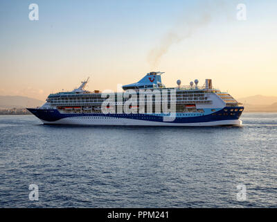 " Visione " classe crociera 'Marella Discovery 2' fuori dal porto del Pireo in Grecia Foto Stock