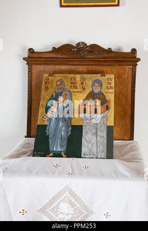 L interno della chiesa di Ag. Simeone al di sopra di Kamares sull'isola greca di Sifnos Foto Stock