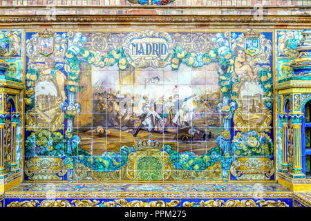 Tradizionale spagnolo ornamento della piastrella in corrispondenza di una pubblica piazza Plaza de Espana in Siviglia, Spagna. Foto Stock