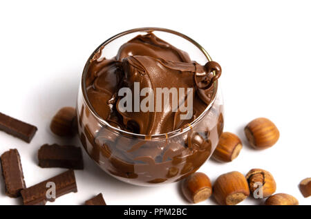 Nocciola crema di cioccolato in una ciotola isolato su bianco Foto Stock