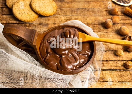 Noccioletta crema di cioccolato in una ciotola vista superiore Foto Stock