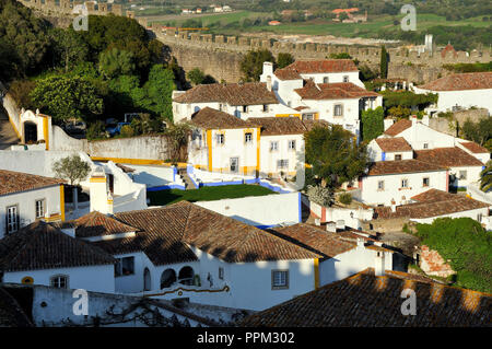 Óbidos, uno dei più pittoreschi borghi medievali in Portogallo, a partire dal XII secolo. Foto Stock