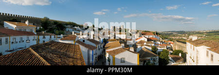 Óbidos, uno dei più pittoreschi borghi medievali in Portogallo, a partire dal XII secolo. Foto Stock