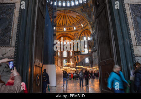 Istanbul, Turchia, aprile 21, 2015:Museo Hagia Sophia ingresso. Molti turisti visitano ogni anno. Foto Stock