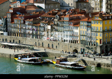 Oporto, capitale del vino di Porto e il quartiere Ribeira, un sito Patrimonio Mondiale dell'UNESCO, Portogallo Foto Stock