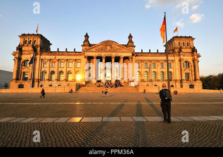 Il palazzo del Reichstag. Questo palazzo con il cristallo cupola panoramica (Norman Foster architetto), è la sede del parlamento tedesco. Berlino, Foto Stock