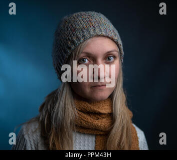 Naturalmente bella donna millenario in abbigliamento invernale Foto Stock