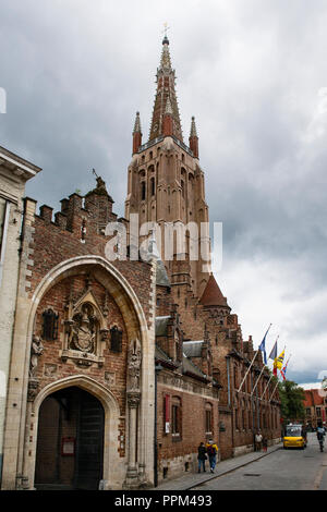 Il campanile della chiesa di Nostra Signora a Bruges, Belgio, risale principalmente dal XIII, XIV e XV secolo. Foto Stock