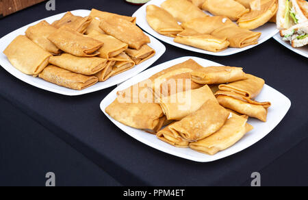 Russo cibo tradizionale. Appetitosi fritte fatte in casa frittelle ripiene di formaggio e di carne Foto Stock