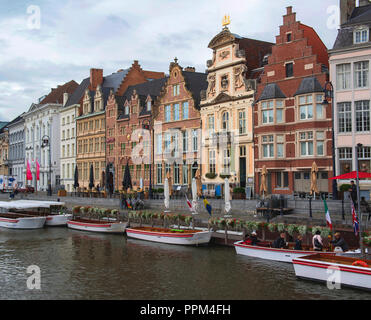 Edifici medievali che si affaccia sul porto di Graslei - uno dei più panoramici luoghi di Gand e della vecchia città. Ghent, Belgio. Foto Stock