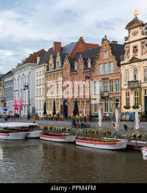 Edifici medievali che si affaccia sul porto di Graslei - uno dei più panoramici luoghi di Gand e della vecchia città. Ghent, Belgio. Foto Stock