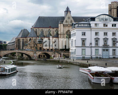 Edifici medievali che si affaccia sul porto di Graslei - uno dei più panoramici luoghi di Gand e della vecchia città. Ghent, Belgio. Foto Stock