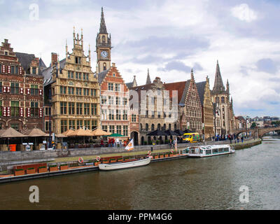 Edifici medievali che si affaccia sul porto di Graslei - uno dei più panoramici luoghi di Gand e della vecchia città. Ghent, Belgio. Foto Stock