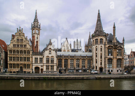 Edifici medievali che si affaccia sul porto di Graslei - uno dei più panoramici luoghi di Gand e della vecchia città. Ghent, Belgio. Foto Stock