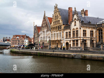 Edifici medievali che si affaccia sul porto di Graslei - uno dei più panoramici luoghi di Gand e della vecchia città. Ghent, Belgio. Foto Stock