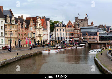 Edifici medievali che si affaccia sul porto di Graslei - uno dei più panoramici luoghi di Gand e della vecchia città. Ghent, Belgio. Foto Stock