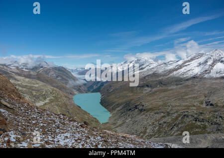 Vista Stausee lago vicino a Saas Fee nel sud delle Alpi Svizzere dal Monte Moro pass, Italia Foto Stock