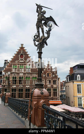 Una delle migliori viste di Gand di medievale gli edifici possono essere goduti da St. Michael's Bridge. Foto Stock