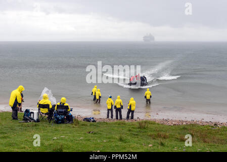 Passeggeri dal " mondo " di un alloggio nave messa a terra a Claggain Bay sull'isola delle Ebridi di Islay Foto Stock