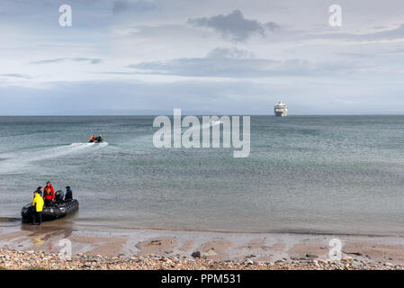 Passeggeri dal " mondo " di un alloggio nave messa a terra a Claggain Bay sull'isola delle Ebridi di Islay Foto Stock