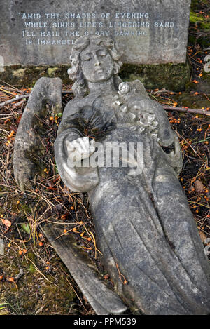 I caduti la figura di un angelo in Warriston cimitero, Edimburgo, Scozia, Regno Unito. Foto Stock