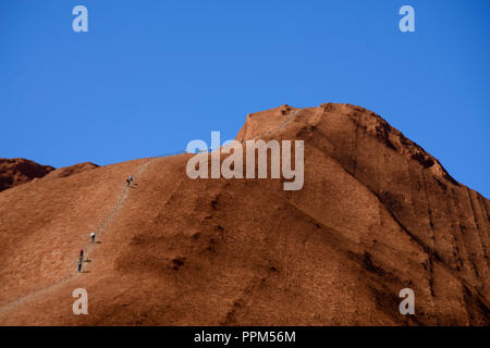 Climbing Uluru Ayers Rock, Uluru Kata Tjutas National Park, Australia Foto Stock