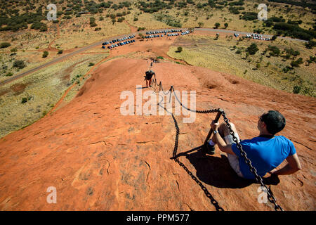 Climbing Uluru Ayers Rock, Uluru Kata Tjutas National Park, Australia Foto Stock