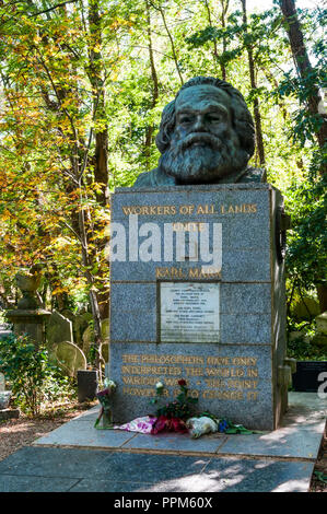 La tomba di Karl Marx nel cimitero di Highgate a Londra. Foto Stock