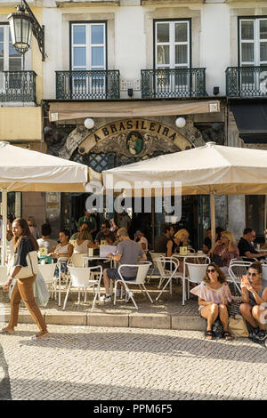 Lisbona, Portogallo, Settembre 01, 2018: Café A Brasileira stabilito nel 1905, iconico cafe a Lisbona; turisti e abitanti nel bar terrazza Foto Stock