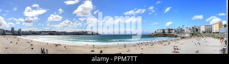La Playa de Riazor (Spiaggia di Riazor) in La Coruña città in Galizia, Spagna Foto Stock