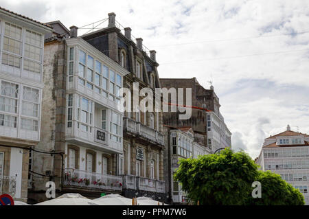 Tipico galiziano galerias, bianco racchiuso balconi in legno e vetro, nella città di Betanzos in Galizia, Spagna Foto Stock